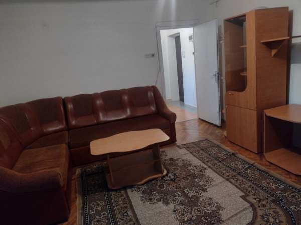 Inchiriez apartament 2 camere in zona liceului-Ludus