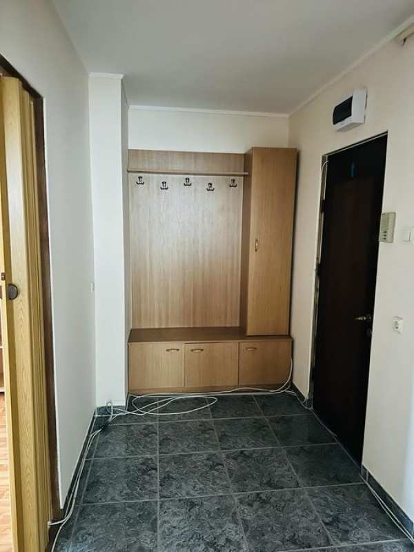 Apartament cu 3 camere de închiriat