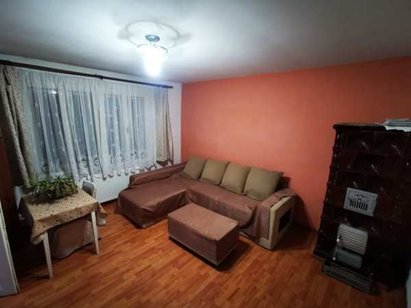 Apartament la casa de vânzare sau închiriere pe termen lung.