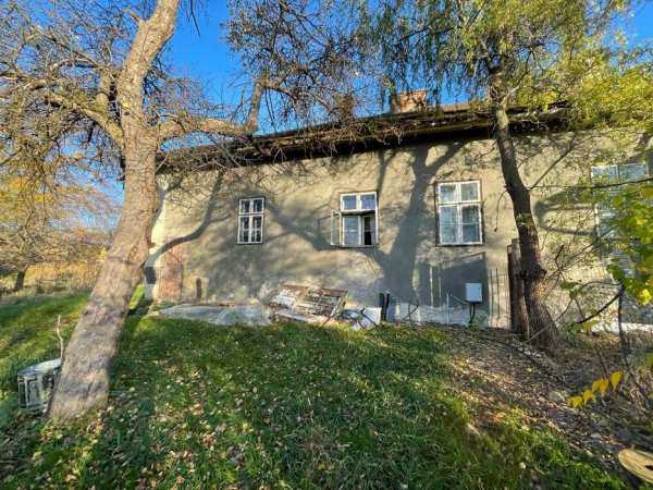 Vând casă + 15 ari de teren