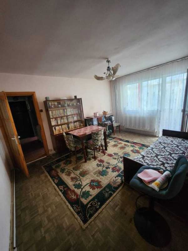 Apartament 3 camere, semidecomandat – Craiovița Nouă