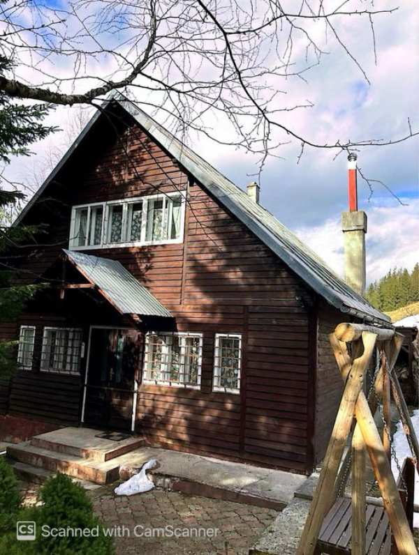 Casa de vacanta cu 20 ari teren langa telescaun