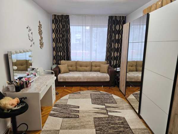 Vand apartament cu 3 camere