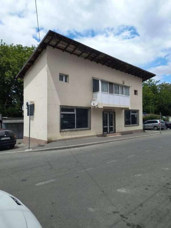 Vand Casa/Spatiu comercial.