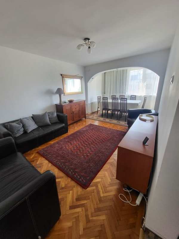 Închiriez apartament 4 camere