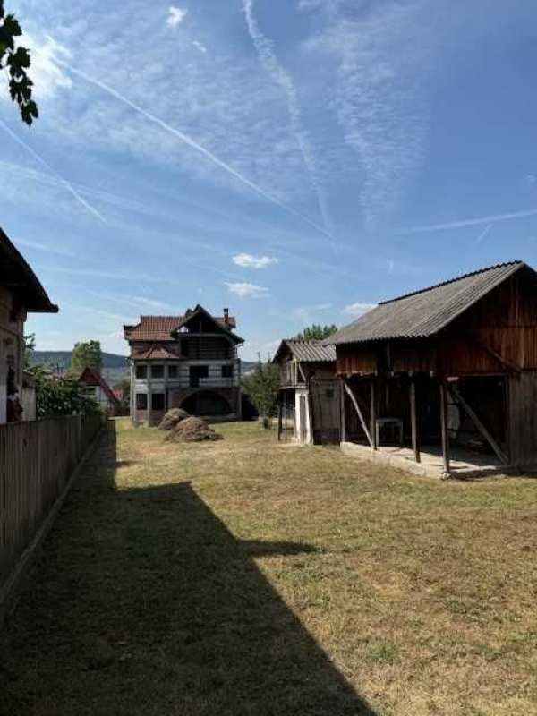 DE VANZARE: TEREN in suprafata de 922 mp, cu 2 case + Anexe