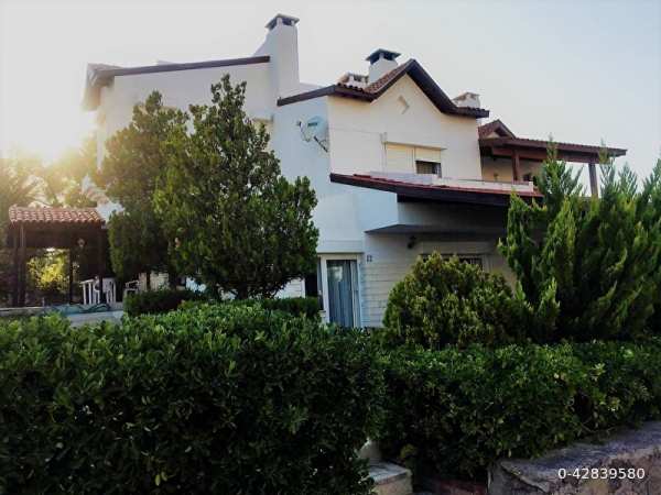 Cesme ildir ,site icerisinde, ozel koya sahip  mustakil villa