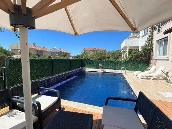 Çeşme dalyanda kiralık havuzlu villa
