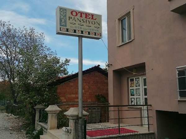 Bi̇lgi̇n emlaktan çeşme meydaninda  4 katli i̇şyeri̇ (pansi̇yon) satiliktir.
