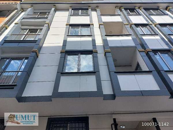 Sultan gazi̇  50.yil mahallesi̇nde sifir aci̇l satilik  dai̇re  1.kat  90 m2  2+1 asansörlü yeni̇ bi̇na