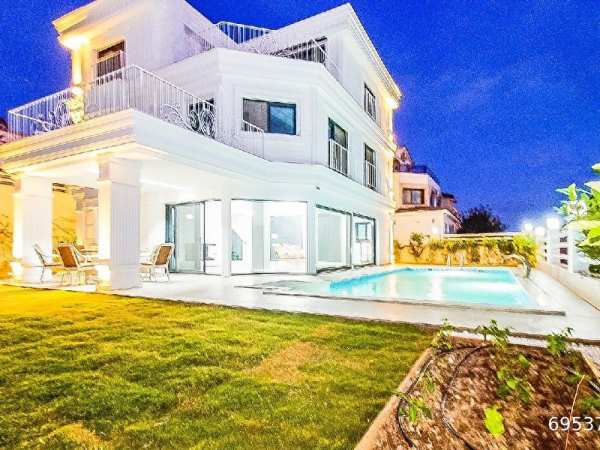 İzmi̇r güzelbahçe deni̇ze cephe adalar manzarali müstaki̇l bahçe ve havuzlu 4+2 satilik sifir vi̇lla