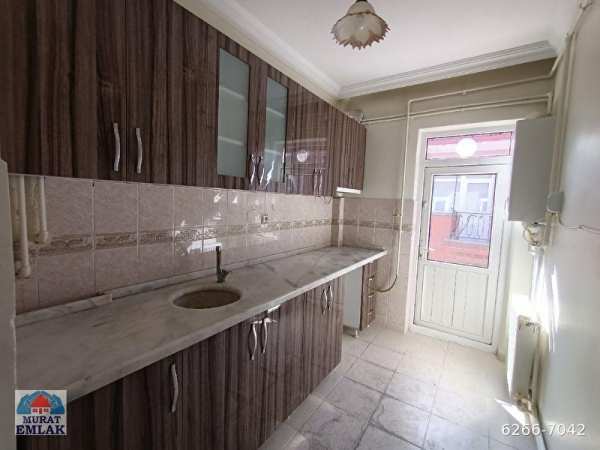 Murat'tan, etli̇k merkezde 3+1 üst katta ön güney kombi̇li̇ boş dai̇re.