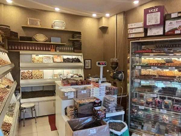 Sali̇h bi̇li̇ci̇'den cadde üzeri̇nde yüksek ci̇rolu devren satilik kuruyemi̇ş dükkan