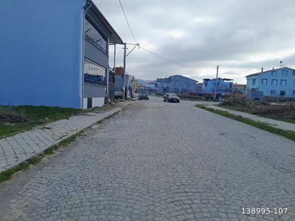 Balıkesir burhaniye cumhuriyet mahallesinde yol üzerinde 205 metrekare imarlı arsa(araç takası olur)