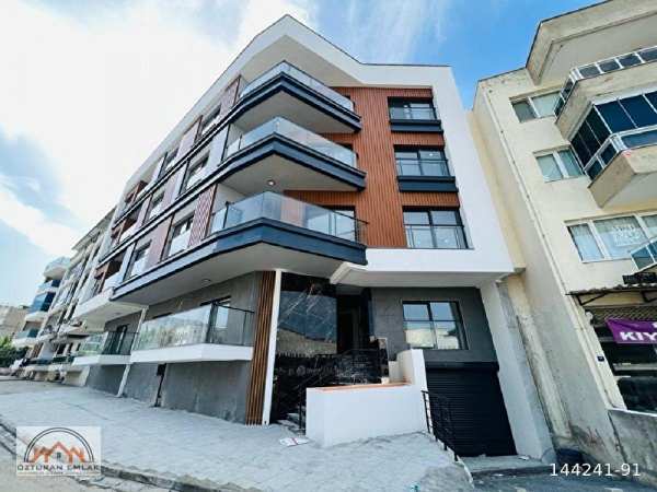 Davutlar'da merkezi̇ konumda sifir şik ve lüx 2+1 dai̇re