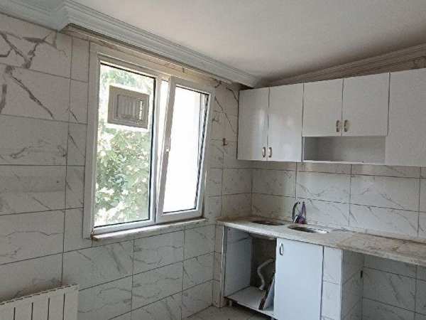Bayrampaşa maltepe orta mahalle kat 3 /100 m2/3+1 kombi̇li̇ yapili