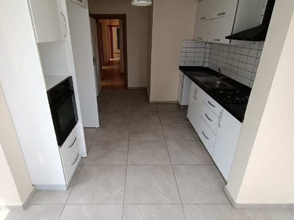 100.yilda yillik ki̇rali̇k merkezi̇ konumda düşük katli hasarsiz 3+1 dai̇re