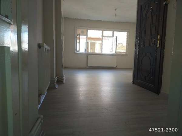 Beşi̇ktaş çi̇men emlak'tan satilik firsat dai̇re 2+1 boş