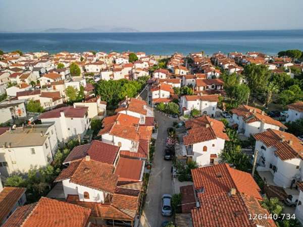 Kuşadasında denize i̇lk sitede satılık villa
