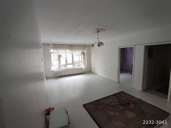Şehi̇tler metro i̇stasyonu yakini yüksek gi̇ri̇ş altinda dai̇re var, aci̇l satilik dai̇re