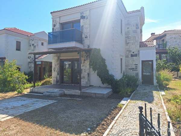Eski̇foça da 2+1 geni̇ş bahçeli̇ taş dubleks villa