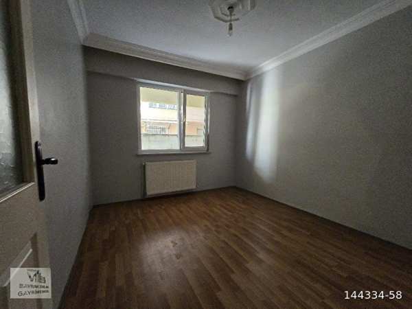 Bayrak emlaktan esenler tuna mah 708 sokakta ki̇ralik yari bodrum 2+1 85m2