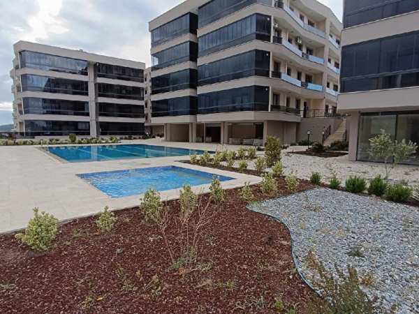 Ayvalik sarimsakli'da 3+1 havuzlu si̇tede lüks dai̇re