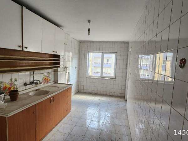 Halk caddesi̇'nde satilik 3+1 dai̇re