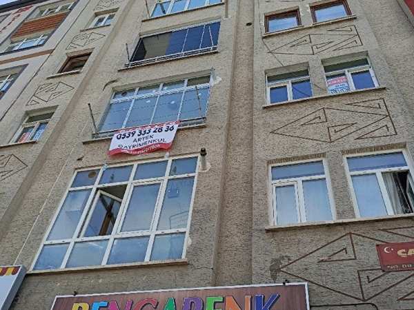 Kocasi̇nan mevlana mah..ana cadde üzeri̇nde..145 m kombi̇li̇ 3+1 ...doğum evi̇ne yürüme mesafesi̇nde..