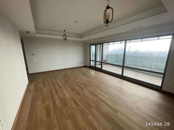 Ağaoğlu maslak 1453 3+1 boş satilik dai̇re köşe önü açik