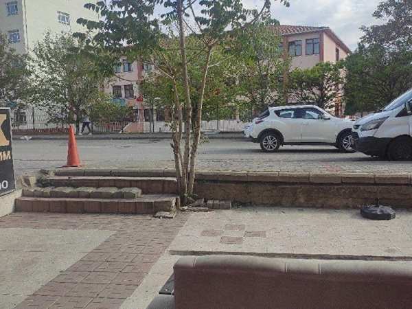 Devrentürközünün en i̇şlek yeri̇ 433.cadde üzeri̇nde bahçe kullanimli i̇ki̇ katli full yapili kurulu ofi̇s