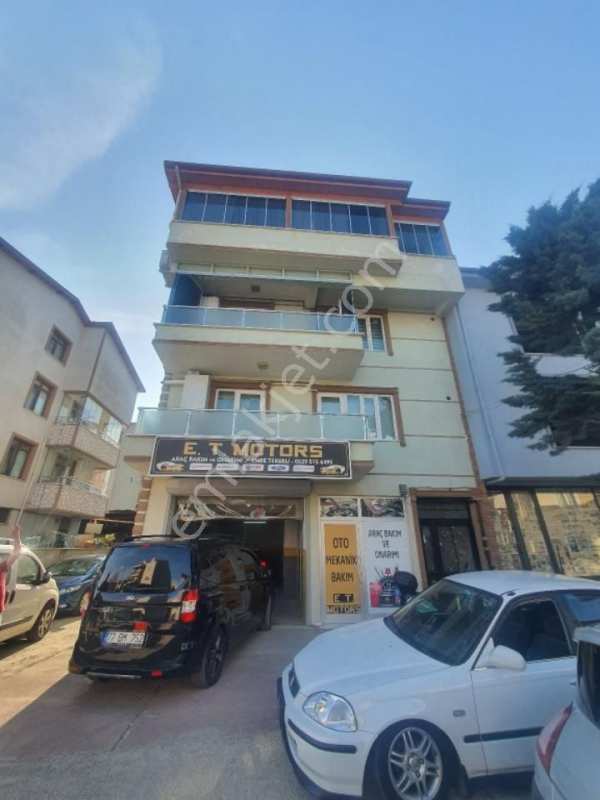 İzmi̇t yeni̇şehi̇rde aci̇l satilik komple bîna & dükkan