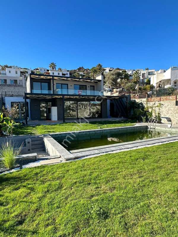 Gümüşlük'te satılık muhteşem deniz ve doğa manzaralı müstakil havuzlu villa