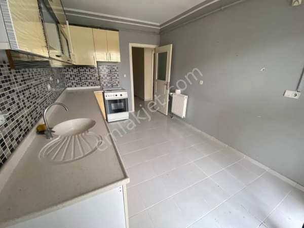 Yilmazer'den cadde üzeri̇ ara kat masrafsiz satilik 3+1 dai̇re!!