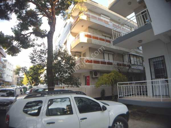 İzmir basınsitesinde hastane yakınında merkezi satılık 3+1 165 m2 daire
