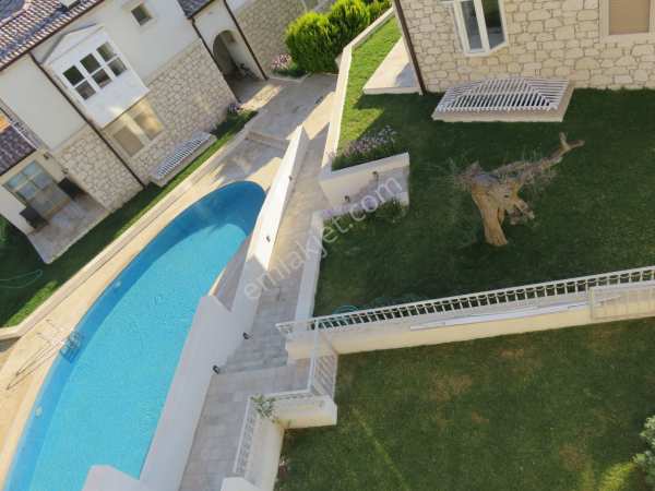 Güzekbahçede kiralık villa lüx triplex havuz manzara 5+1 290 m²