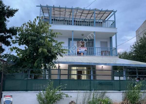 Plaja ve li̇mana 250 m mesafede tam müstaki̇l bahçeli̇ vi̇lla