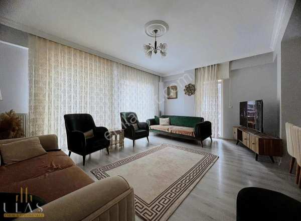 Ulaş emlak seli̇mi̇ye mah. seli̇mi̇ye cami̇ mevki̇ satilik 3+1 dai̇re