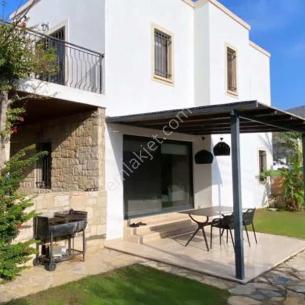 Kiralık, eşyalı, özel havuzlu 3+1 villa