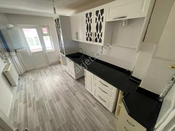 Si̇ncan osmanli mahallesi̇nde 3+1 ara katta full yapili si̇te i̇çi̇nde satilik dai̇re
