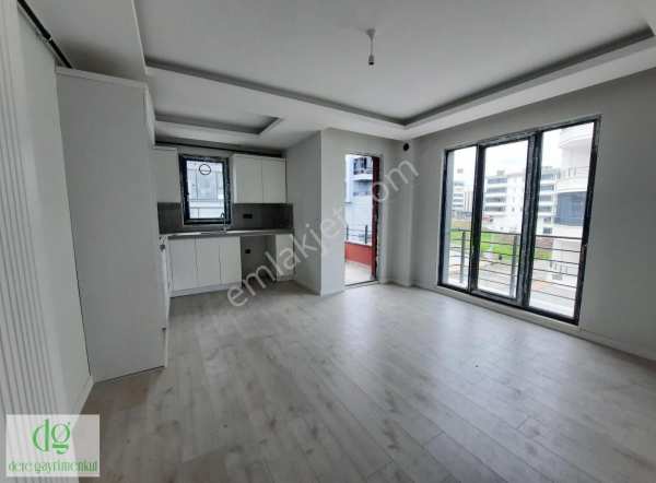 Dere gayri̇menkulden tranvay altinda satilik geni̇ş lüks 1+1