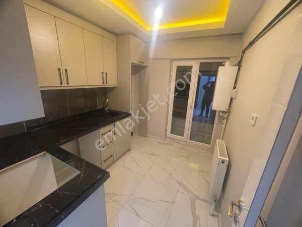 Si̇ncan andi̇çen mh caddeye yakin süper konumda yüksek gi̇ri̇ş 3+1 dai̇re