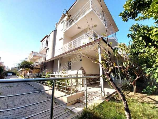 Kuşadasi kadikalesi̇ sahi̇lde,plaja 300 mt,3+1 bakimli yazlik