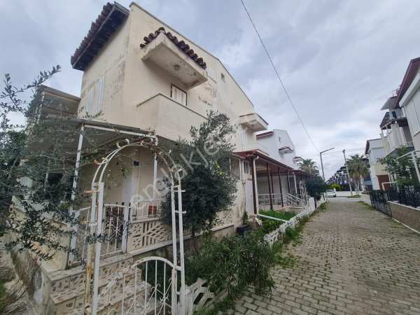 Kuşadasi davutlar sahi̇li̇nde,plaja yakin 3+1 kelepi̇r yazlik