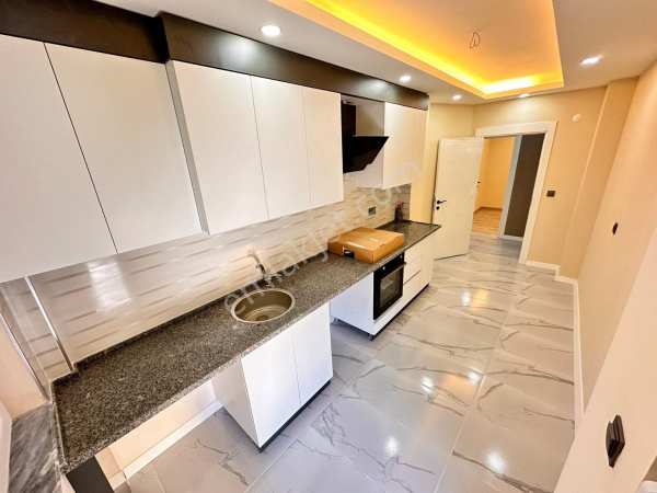 Varsak aktoprak mah sifir si̇te i̇çi̇nde 1.kat 2+1herşeyi̇ ayri kupon dai̇re