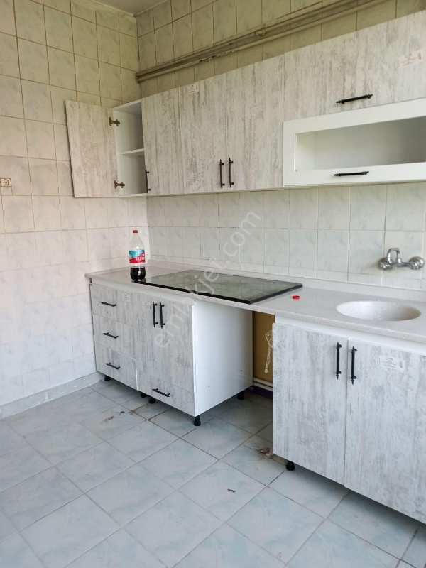 Esentepe mahallesi tramvaya yakın kombılı 2 katlı binanın 2 katı kiralık daire