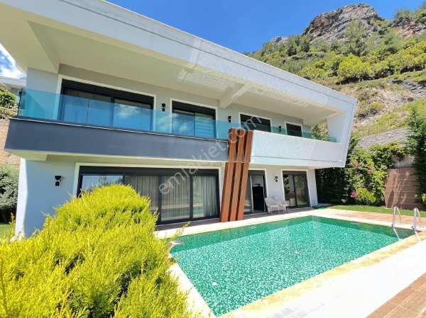 Alanya tepe ultra lüks satilik 4+1 vi̇lla