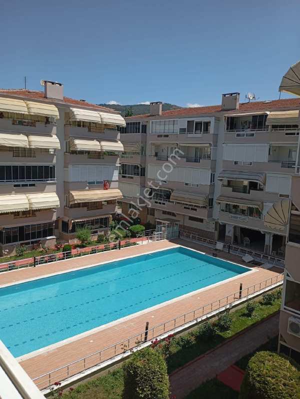 Bursa gemli̇k kumlada sezonluk ki̇ralik full eşyali havuzlu dai̇re