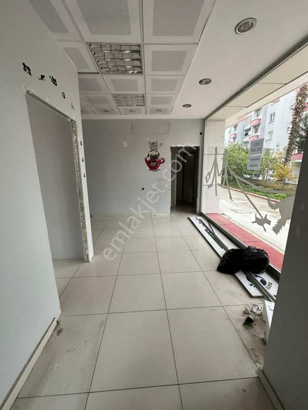 Bulvar üstü ki̇ralik i̇şyeri̇
