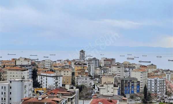 Kartal'da, full deniz manzaralı, tek bloklu sitede, ebeveyn banyolu